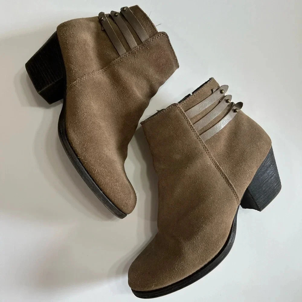 WHITE MOUNTAIN taupe colored ankle booties with zipper